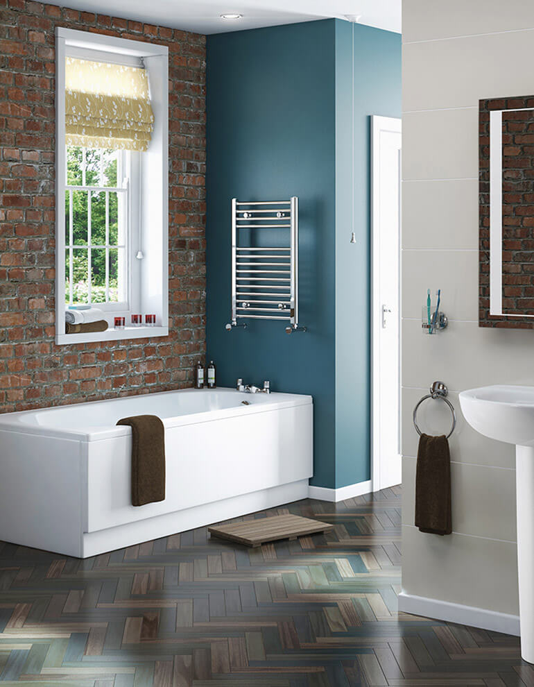 łazienka z drewnianą podłogą po renowacji