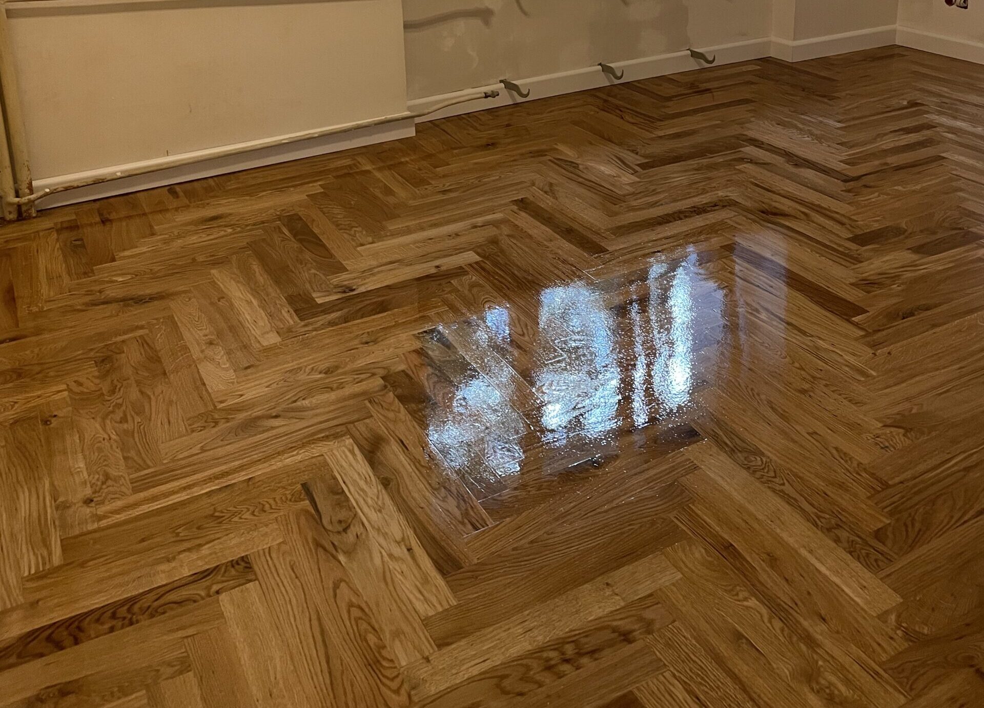 podłoga po cyklinowaniu i lakierowaniu