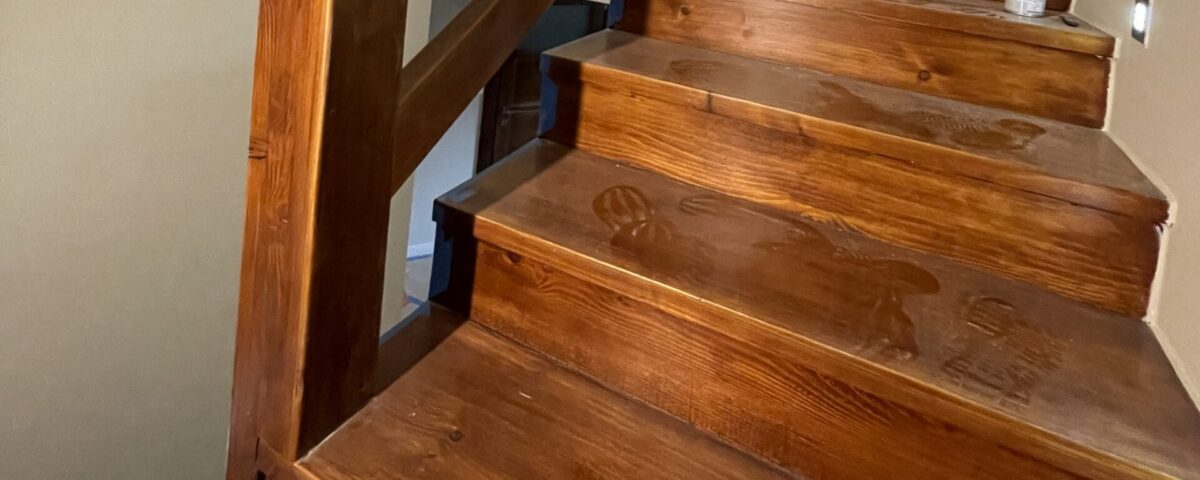 drewniane schody po renowacji