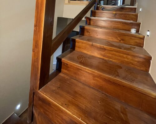 drewniane schody po renowacji