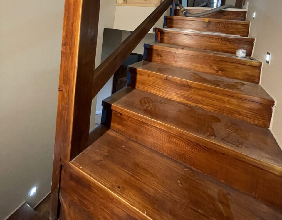 drewniane schody po renowacji