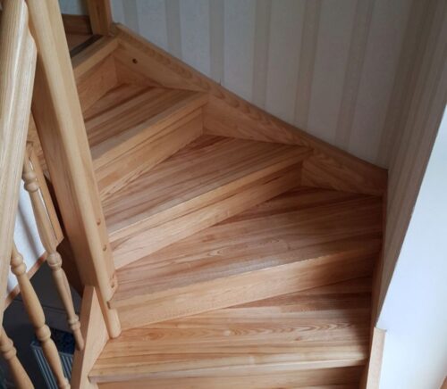 drewniane schody po renowacji