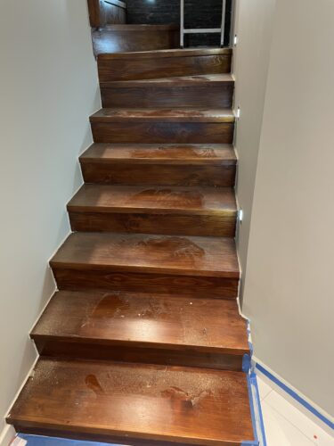 drewniane schody po cyklinowaniu