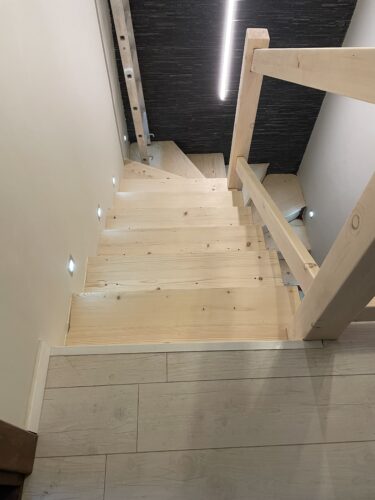 drewniane schody po renowacji