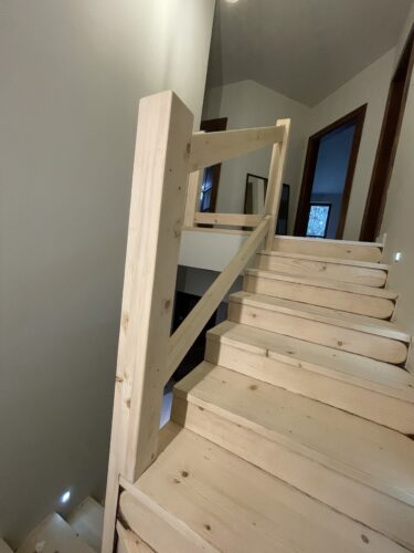 drewniane schody po renowacji